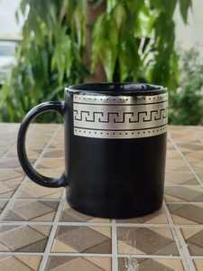 Mug en céramique noire avec motif géométrique argenté, finition mate, design chinois traditionnel, pour usage domestique - Product Image 4