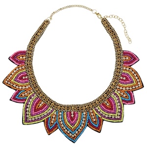 Collier artisanal en perles d'imitation multicolores avec motif floral géométrique pour femme, idéal pour les soirées - Product Image 1