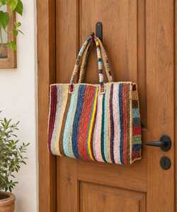 Bolso tote grande de rafia a rayas, hecho a mano, con patrón de marca, correas de cuero coloridas, dos asas y cierre de botón abierto. - Product Image 1