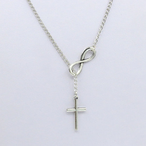 Collier avec pendentif croix infinie pour femmes, bijoux à la mode en ton argent, longueur normale, style décontracté - Product Image 1