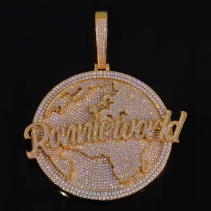 Colgante de Moissanita Personalizado de Gran Tamaño con Forma de Disco, Letra Personalizada, Plata 925, Lujo, Certificado IGI, Regalo Moderno para Hombres y Mujeres - Product Image 1