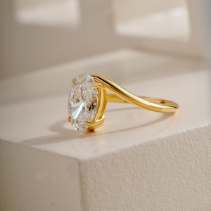 Anillo de Diamantes Cultivados en Laboratorio con Corte Ovalado en Oro Amarillo de 14K, Joyería Fina con Certificación IGI y Claridad VVS - Product Image 2