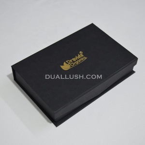 กล่องของขวัญฝาปิดแม่เหล็กสีดำพร้อมแผ่นโฟม 4 ช่อง บรรจุภัณฑ์โลโก้ฟอยล์สีทองแบบกำหนดเองสำหรับขวดเซรั่มและน้ำมันหอมระเหย - Product Image 1