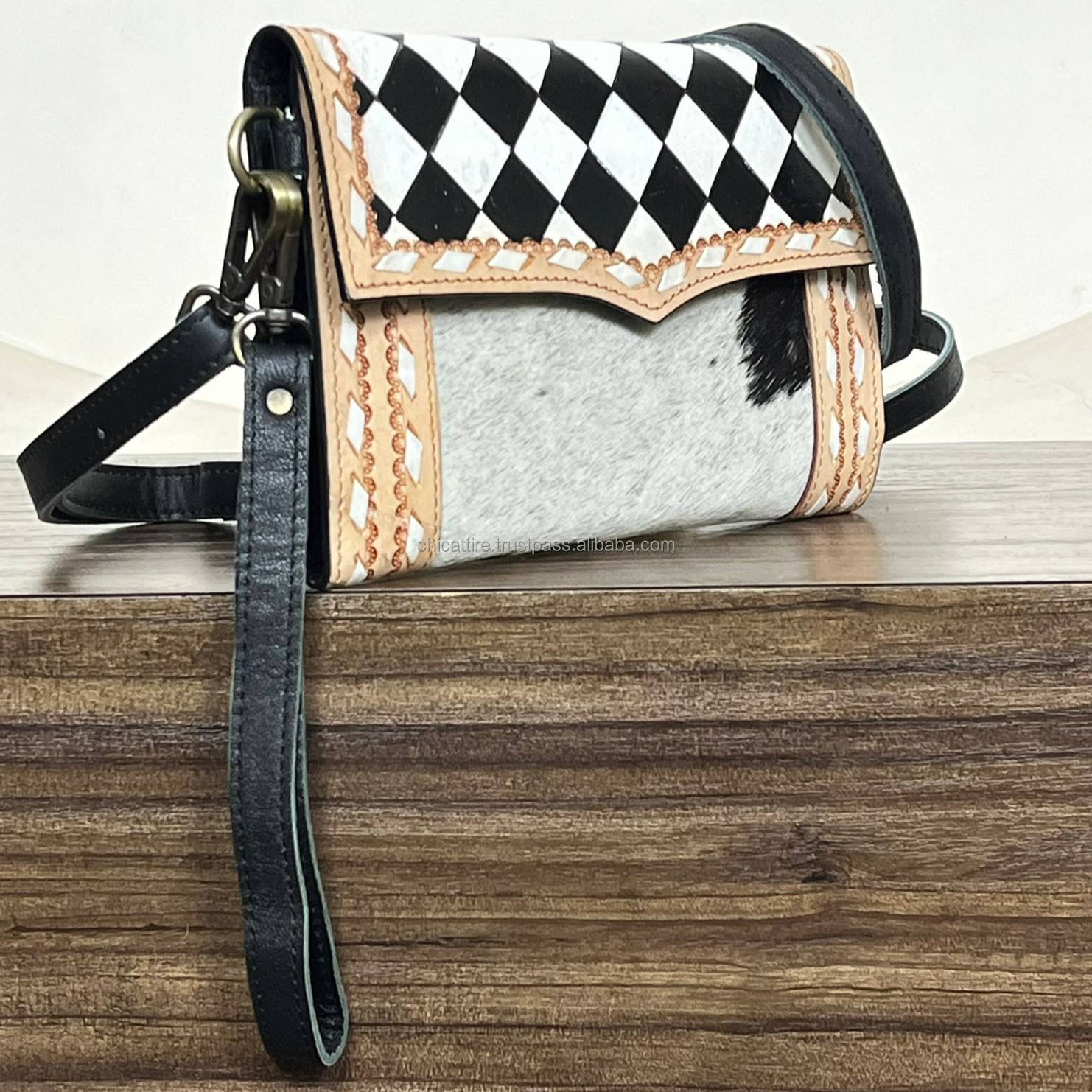 ลายตารางหมากรุกขาวดำ ตัดด้วยด้ายสีขาว