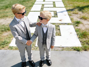 Ensemble de costume 3 pièces gris clair pour garçons avec gilet contrastant et nœud papillon – Tenue de cérémonie pour enfants - Product Image 1