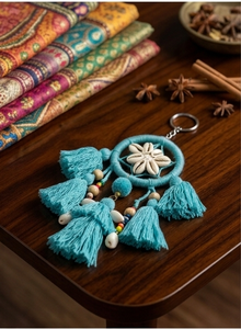 Porte-clés attrape-rêves turquoise avec pompons et pendentif décoratif en forme de fleur de coquillage - Product Image 6