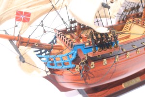 Modèle de bateau à voile russe en bois fait main ST. PAVEL, technique de peinture personnalisée, pour table, fabriqué par un fabricant vietnamien - Product Image 4