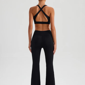 Soutien-gorge de sport sans couture pour femme, col en V profond, maintien moyen, haut de yoga, noir uni - Product Image 3