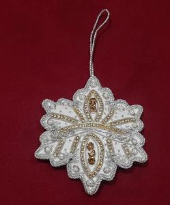 Adorno Colgante Bordado a Mano en Oro Blanco con Cuentas y Piedras - Product Image 2