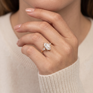 Anillo de compromiso de lujo de oro amarillo de 14K con diamante de corte hexagonal y engaste de diamantes en forma de cometa de tres piedras laterales, joyería fina al por mayor - Product Image 6
