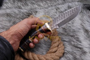 Couteau de chasse à lame fixe en acier Damas personnalisé OEM avec manche en corne de cerf, couteau de survie et de bushcraft ultra-affûté, étui en cuir - Product Image 2