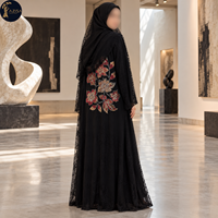 Abaya élégante à fleurs brodées à l'avant pour femmes avec superposition en dentelle et manches fluides |   Vêtements élégants et modestes pour occasions islamiques