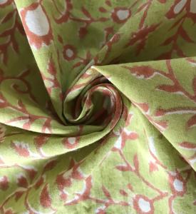 Tela de Algodón Estampada a Mano con Diseño de Enredaderas Florales |   Textiles Étnicos Indios - Product Image 2