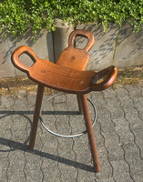 Tabouret de bar en bois massif artisanal, style vintage, avec dossier ergonomique découpé et anneau de repose-pieds en métal