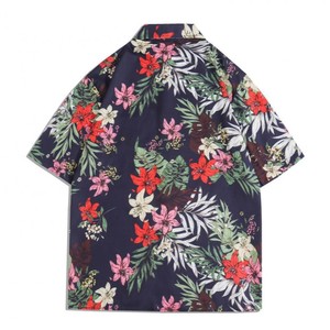 T-shirt décontracté à manches courtes pour homme, imprimé floral, coupe classique, tissu tissé, bleu foncé avec des fleurs rouges, roses et blanches - Product Image 1
