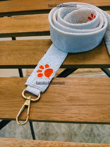 Correa de Bolso Hecha a Mano, Ecológica, Ligera, Segura y Moderna con Cuentas de Estrella y Huella de Pata - Correa de Bolso de Cuentas Blancas con Diseño Naranja - Product Image 3