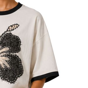 เสื้อยืดผู้หญิงสีขาวขนาดใหญ่พิเศษ พิมพ์ลายดอกชบาสีดำ สไตล์ลำลอง ผ้าฝ้าย สำหรับฤดูร้อน รับผลิตตามแบบ OEM ODM ขายส่ง - Product Image 4