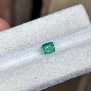 Esmeralda Natural de Zambia de 0.70 Ct, Verde Vibrante, Corte Escalonado, Piedra Preciosa Suelta para Joyería de Alta Gama, Anillos y Colgantes - Product Image 3