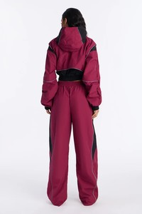 Ensemble de survêtement unisexe imperméable et léger, couleur bordeaux avec blocs de couleur, haut court à manches longues avec cordon de serrage et pantalon large, style streetwear - Product Image 2