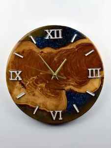 Horloge murale nordique en résine époxy turquoise, moderne et abstraite, en rond de bois naturel, pour la décoration de cuisine - Product Image 4