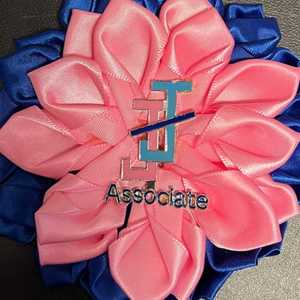 เข็มกลัดซาตินแจ็คแอนด์จิล ลายดอกไม้สีชมพูและสีฟ้า พร้อมโลโก้ เข็มกลัดสวยหรูมีสไตล์สำหรับสมาชิกแจ็คแอนด์จิล - Product Image 3