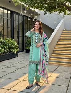 Nuevo Conjunto de Salwar Kameez de Diseñador TENNECY, Estilo Festivo, con Top, Pantalones Plazzo y Dupatta, Adornado con Latkan, Reversible y Sin Arrugas - Product Image 4