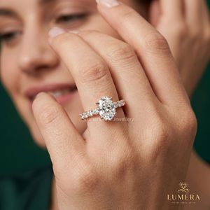 Anillo de Boda de Oro Sólido de 4 Puntas con Diamante Cultivado en Laboratorio de Corte Ovalado en Oro Rosa y Banda de Puntas Compartidas, Anillo de Novia Personalizado para Mujer - Product Image 1