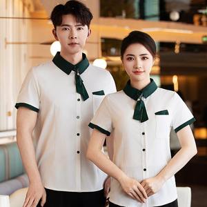 Camisa de uniforme rosa de manga corta para camarera con cuello azul marino y corbata para restaurante y bar - Product Image 4
