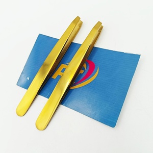 Pinzas para Cejas de Acero Inoxidable Japonés Ecológicas, Chapadas en Oro, Punta Inclinada, con Logotipo Personalizado - Product Image 1