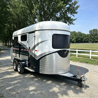 Remorque pour chevaux 3HAL-S à chargement par le haut, avec armoire de rangement extérieure, boîte à équipement escamotable, aération de toit et compartiments réglables