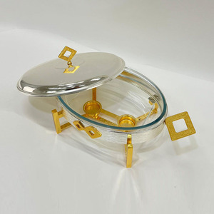 Plat à chafing élégant en argent et or avec poignées et support géométriques uniques pour la présentation de services de traiteur de luxe - Product Image 3
