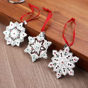 Ornement de Noël en métal flocon de neige argenté, délicat, sculpté, artisanat personnalisé, décoration de sapin de Noël 2026 - Product Image 1