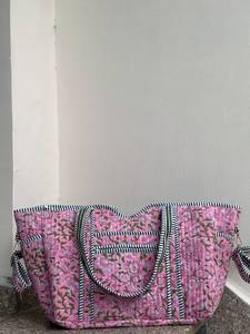 Bolsa de Viaje Acolchada Rosa de Algodón con Estampado Floral, Bolsa de Hombro con Cierre de Gran Capacidad - Product Image 1