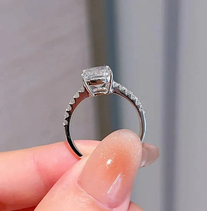 Anillo de Diamantes de Corte Radiante de 2 Quilates para Mujer, Anillo de Compromiso Clásico con Banda Pavé, Chapado en Oro de 14K - Product Image 5