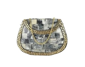 Bolso de mano irregular de latón chapado en oro con tachuelas e incrustaciones de nácar, diseño de moda. - Product Image 5