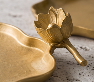 Bandeja de Servir de Metal Dorado Elegante y Personalizada, Plato Decorativo con Acento de Flor de Loto, Decoración para Sala de Estar y Vanidad - Product Image 2