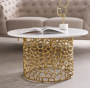 Table basse ronde en marbre blanc avec base cylindrique en maille de laiton doré, disponible à prix de gros. - Product Image 1