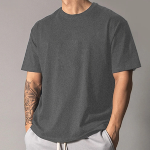 เสื้อยืดผ้าฝ้าย/ใยไผ่ลายสก็อตทรงหลวมแบบดรอปไหล่สำหรับผู้ชาย เนื้อผ้าเจอร์ซีย์ระบายอากาศได้ดี พร้อมโลโก้ด้านหน้า - Product Image 5