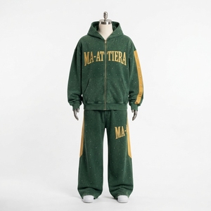 Conjunto de Sudadera con Capucha Verde Oscuro y Cremallera Dorada para Hombre y Pantalones de Pierna Ancha con Paneles Laterales en Contraste y Detalles de Tachuelas, Chándal Estilo Urbano, Personalizado OEM ODM - Product Image 3