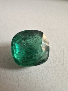 Piedra Preciosa Natural Verde Esmeralda Corte Cojín Facetado de 3.95 Cts con Juego de Color/Fuego para Fabricación de Joyas al por Mayor - Product Image 3