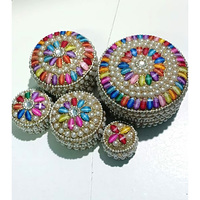 Coffret de 5 boîtes à bijoux rondes dorées faites à la main de style vintage, boîte de rangement en métal indien pour bibelots avec travail de miroir et perles