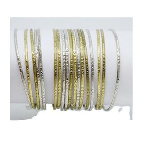 Brazaletes de Aluminio Chapados en Oro Indio Antiguo de 1950, Superficies Texturizadas, Joyería de Moda para Mujer, Geométricamente Adornados con Cuentas, para Bodas - Product Image 1