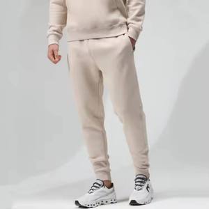Conjunto de chándal beige de lujo para hombre con logo personalizado, sudadera con capucha de forro polar y pantalones de chándal con cordón, venta al por mayor, ajuste slim - Product Image 4