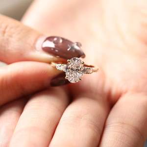 Bague de fiançailles ovale en diamant de laboratoire de 1,5 carat, bague de mariage à cinq pierres avec diamants latéraux ronds et en forme de poire, bijoux de mariée de luxe - Product Image 5