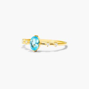 Anillo de Compromiso con Topacio Azul Corte Ovalado y Engaste de Garras, con Detalles de Moissanita, en Plata de Ley Chapada en Oro Amarillo, Gema de Lujo para Boda - Product Image 2