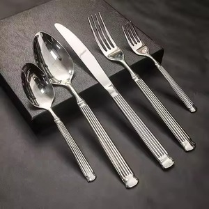 Elegante Juego de Cubiertos de Metal para una Experiencia Gastronómica Sofisticada, Juego de Cubiertos de Acero Inoxidable, Cuchara, Tenedor, Cuchillo, Juego de Cubiertos Planos, Colección de Vajilla Elegante - Product Image 2