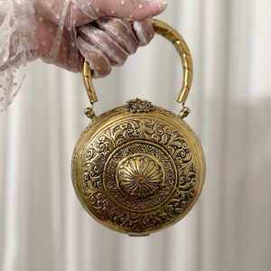 Bolso de mano esférico antiguo de latón dorado con tallado floral y borlas laterales con cuentas de perlas al por mayor. - Product Image 4