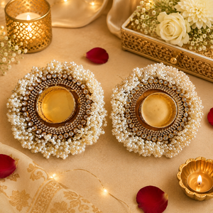 Portavelas de Metal Floral con Cuentas de Perlas e Hilo Dorado para Decoración Festiva del Hogar, Oficina, Bodas, Pooja, Diwali - Product Image 1