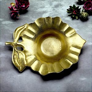Bol décoratif doré artisanal avec poignée, design luxueux en métal, idéal pour servir des fruits secs, des collations, centre de table festif - Product Image 6