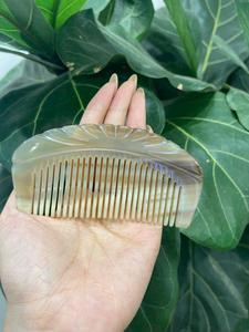 Peine de Bolsillo Artesanal de Cuerno de Vaca Ecológico con Borde Liso y Forma Natural para Viajes y Cuidado Diario del Cabello - Product Image 4